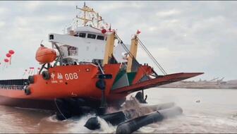 鏟車助推8200噸散貨船“遠(yuǎn)景發(fā)展”氣囊上排下水吉水接水順利#氣囊下水#船舶下水#船用氣囊#散貨船下水#遠(yuǎn)景發(fā)展