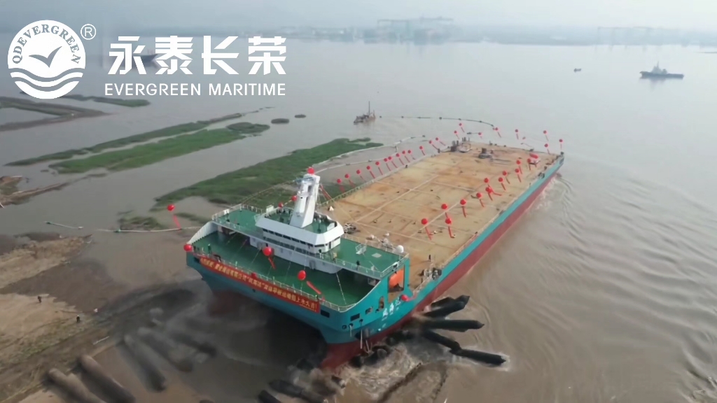 2023 年 6 月,全球首艘江海直達(dá)DP2多用途雙體運(yùn)輸接駁船“風(fēng)海達(dá)“在浙江臺州方振船業(yè)采用氣囊上排下水順利吉水。