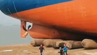 鏟車助推8200噸散貨船“遠景發(fā)展”氣囊上排下水吉水接水順利#氣囊下水#船舶下水#船用氣囊#散貨船下水#遠景發(fā)展